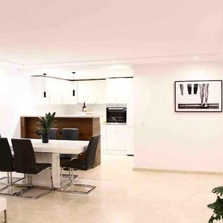 Large Modern Beach Front Apartment, Rooftop Pool!! マルベーリャ エクステリア 写真