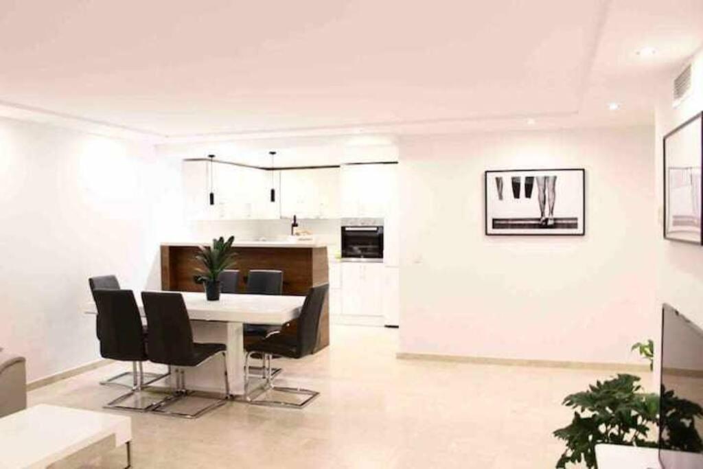 Large Modern Beach Front Apartment, Rooftop Pool!! マルベーリャ エクステリア 写真