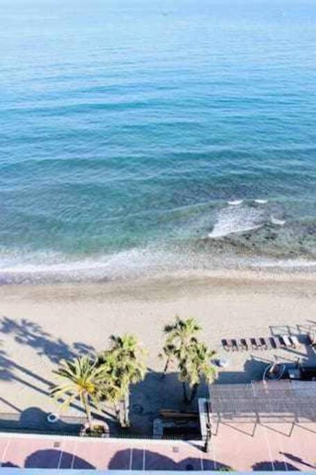 Large Modern Beach Front Apartment, Rooftop Pool!! マルベーリャ エクステリア 写真
