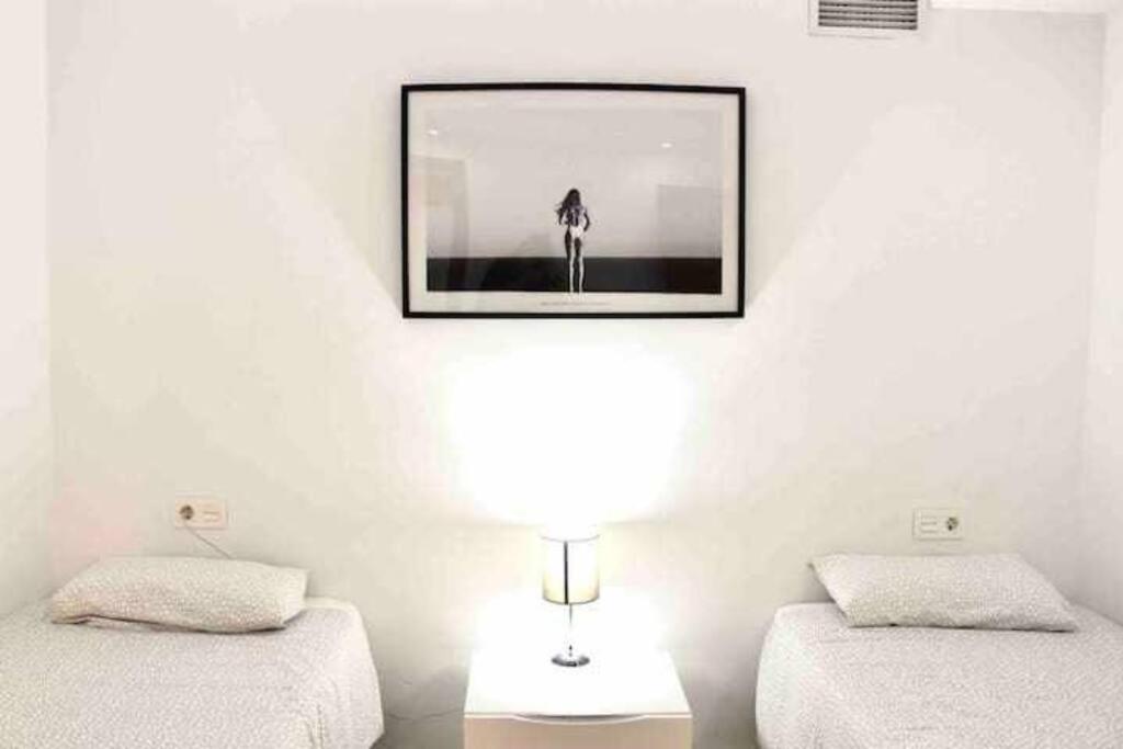 Large Modern Beach Front Apartment, Rooftop Pool!! マルベーリャ エクステリア 写真
