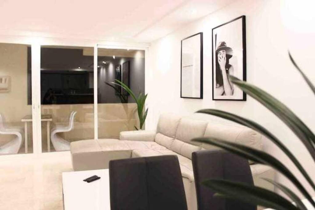 Large Modern Beach Front Apartment, Rooftop Pool!! マルベーリャ エクステリア 写真