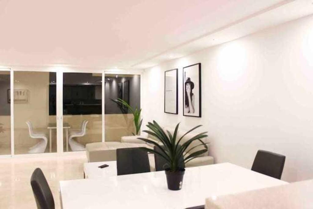 Large Modern Beach Front Apartment, Rooftop Pool!! マルベーリャ エクステリア 写真