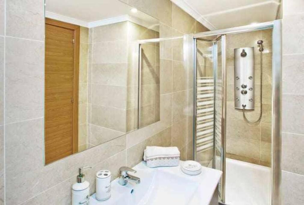 Large Modern Beach Front Apartment, Rooftop Pool!! マルベーリャ エクステリア 写真