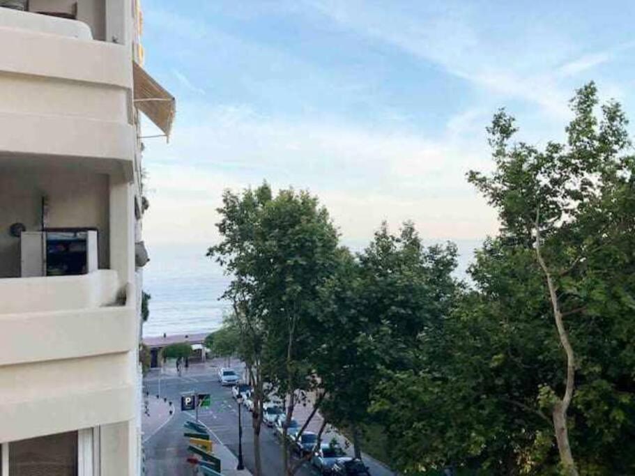 Large Modern Beach Front Apartment, Rooftop Pool!! マルベーリャ エクステリア 写真