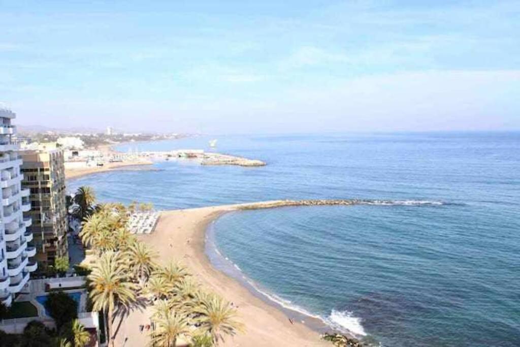 Large Modern Beach Front Apartment, Rooftop Pool!! マルベーリャ エクステリア 写真