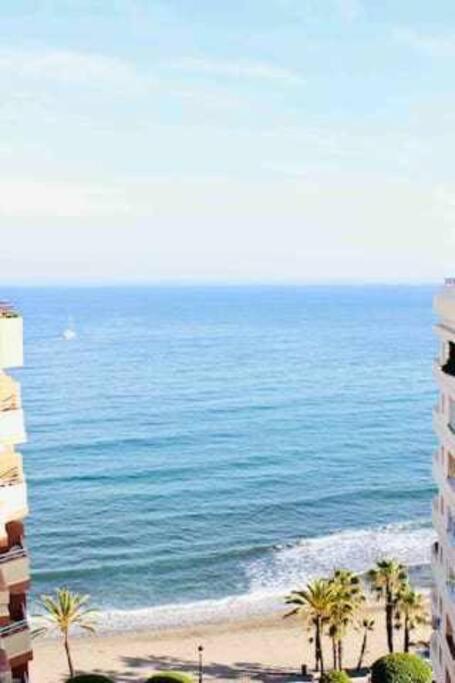 Large Modern Beach Front Apartment, Rooftop Pool!! マルベーリャ エクステリア 写真