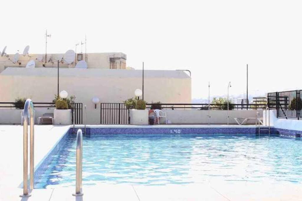Large Modern Beach Front Apartment, Rooftop Pool!! マルベーリャ エクステリア 写真