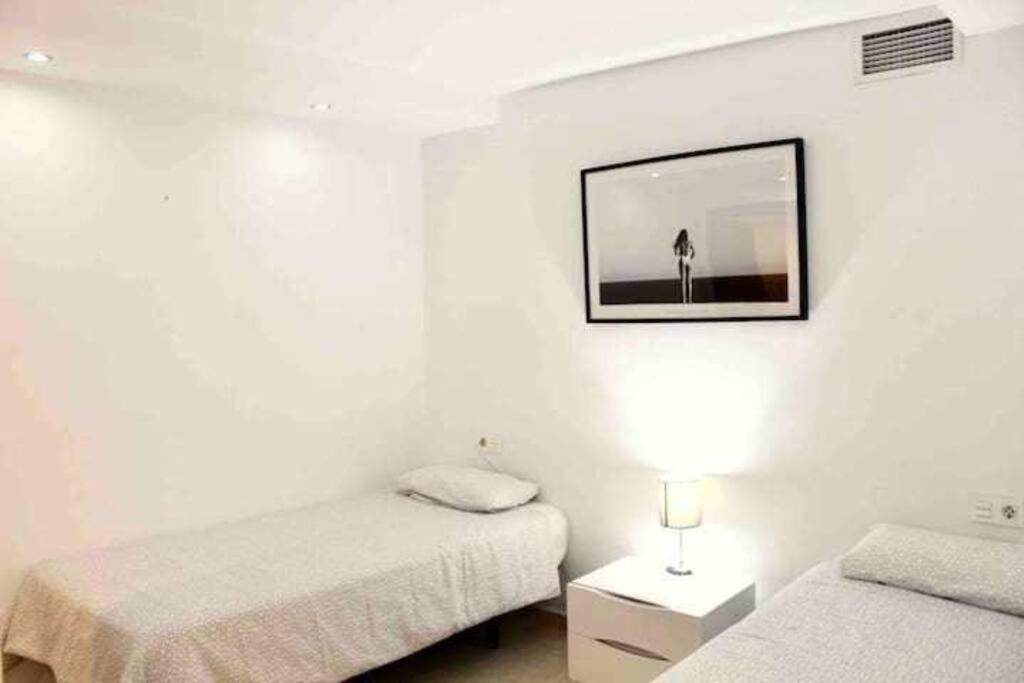 Large Modern Beach Front Apartment, Rooftop Pool!! マルベーリャ エクステリア 写真